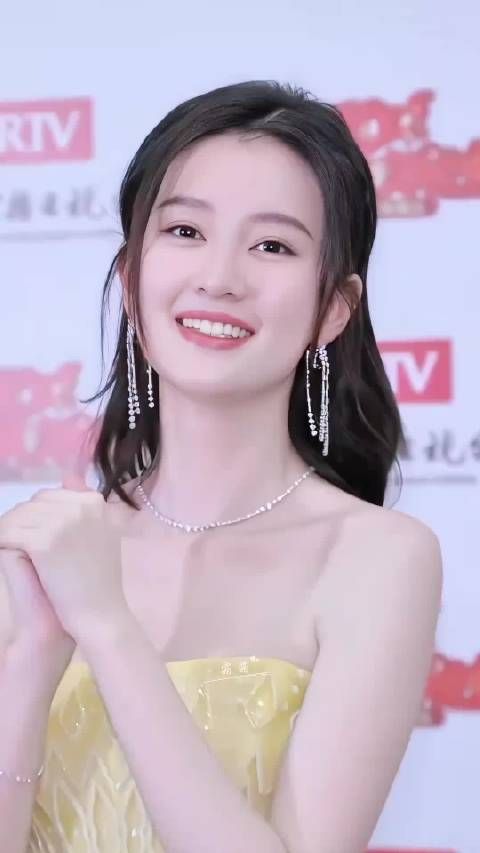 甜美可人的乔欣，美出高级感，现在的状态真松弛啊