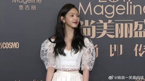 章若楠一袭白裙走红毯，一笑梦回顾湘森，不愧白月光般存在丨红毯