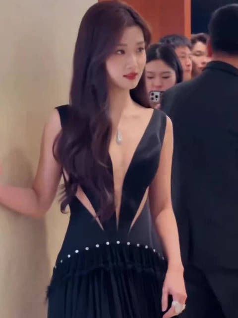 卢昱晓妆造女神级别