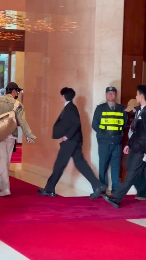 穆祉丞出发金鸡奖路透 捕捉到穿西装的穆祉丞,走路带风好帅!期待红毯