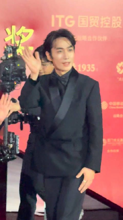 黑色西装亮相2025金鸡奖闭幕红毯！金鸡奖金鸡奖红毯文娱鲜锋榜朱一龙