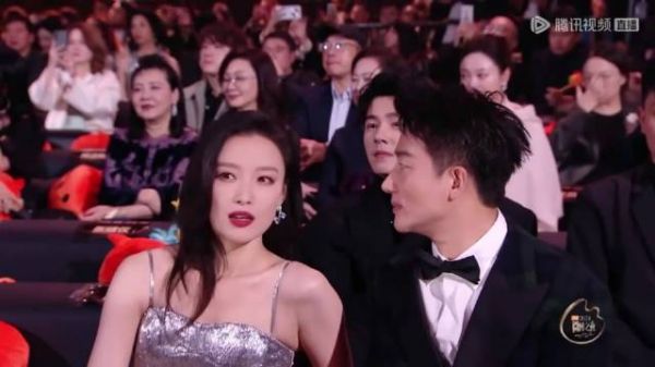 导播太懂流量了!井柏然领奖镜头狂切倪妮,倪妮的反应太真实