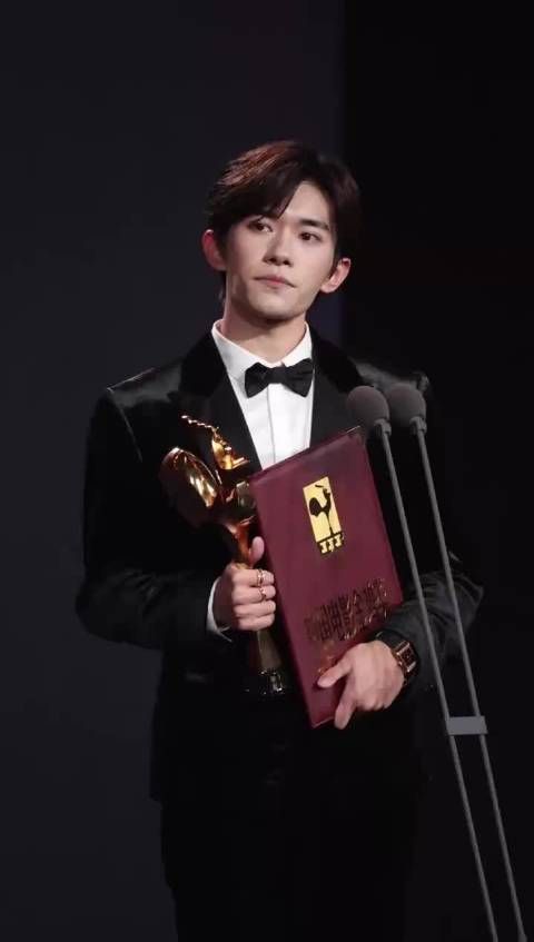 易烊千玺宣传新片狂野时代,坦言害羞仍大方推荐