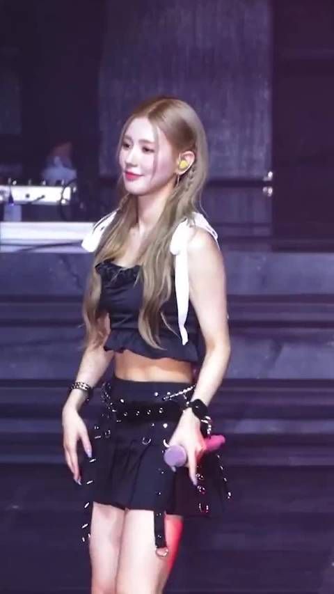 叶舒华赵美婷宋雨琦同台热舞