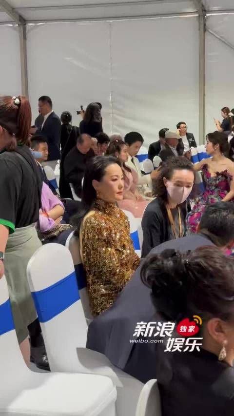 在金鸡奖后台看到了穿得金灿灿的咏梅!金鸡奖红毯