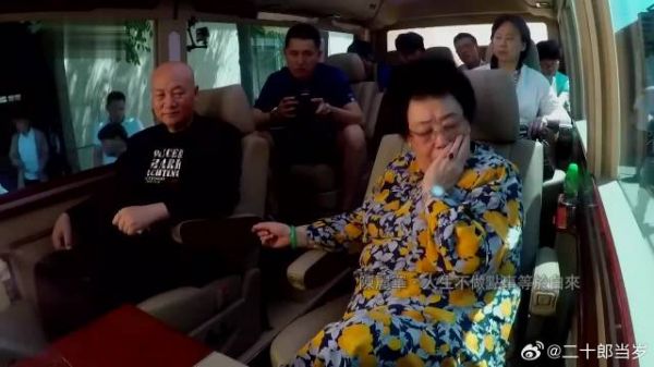 陈丽华采访时失控大哭,看到老公迟重瑞的举动,真爱了