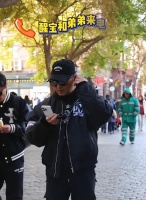 汪峰哈尔滨逛街给儿女打视频，5岁儿子罕露正脸，和章子怡太不像