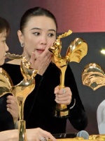 宋佳用金鸡奖杯当化妆镜 奖杯功能+1！