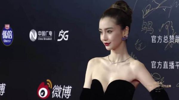 杨颖深v抹胸裙亮相视界大会惊艳全场