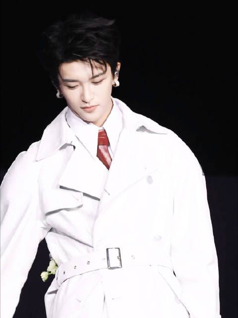 黄子弘凡歌声治愈展现灿烂内核