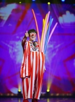 一级演员李春来表演时突然倒地，被送医后经全力抢救无效去世