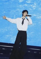 魏晨一家三口合体，妻子抱着儿子看他演唱会，小橙子个头长得真高