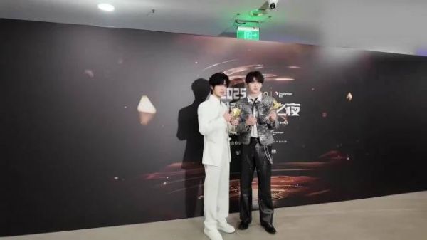 两位合照怎会如此权威 完全赏心悦目