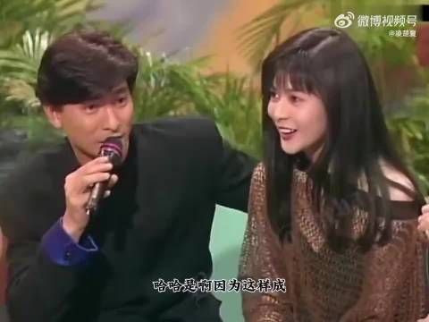 看刘德华的肢体语言就知道,当时的他一定很喜欢关之琳!