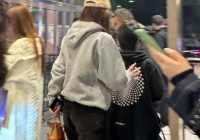 网友逛街偶遇杨颖母子 儿子小海绵身高已窜到妈妈肩膀