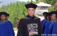 秦桧后人考上状元，经过岳飞坟墓时作了两句诗，被后人称赞不已