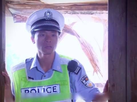 善良的交警无私帮助贫困小女孩一家人！