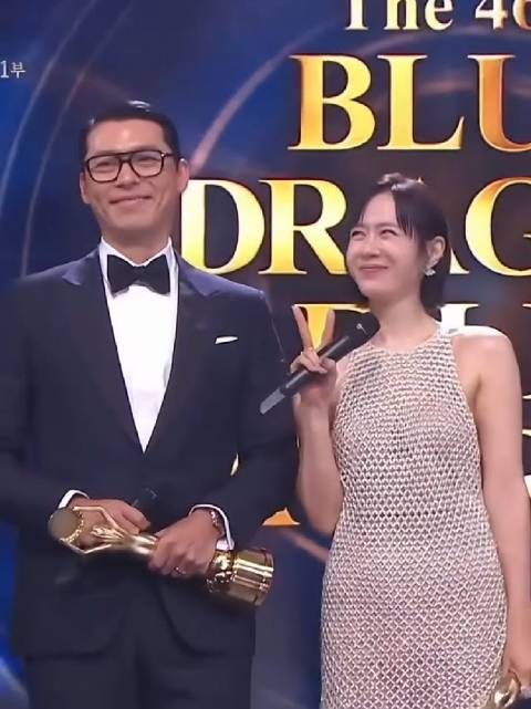 玄彬孙艺珍同获青龙人气奖，婚后首同台比心甜度爆表