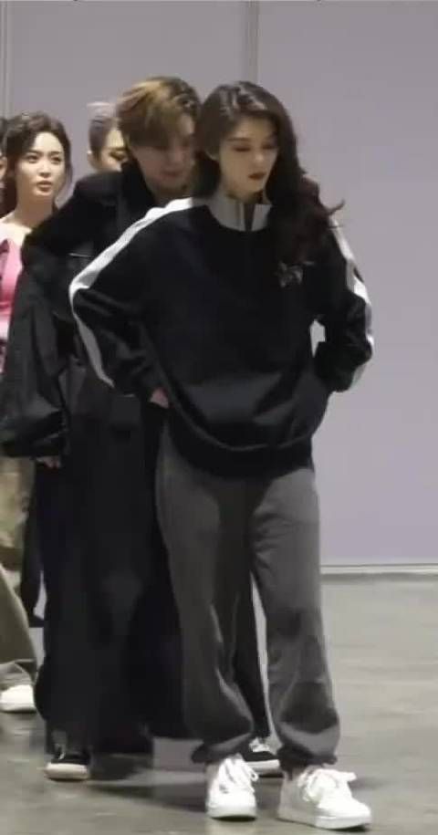 傅菁简约穿搭引热议,粉丝直呼好帅好美