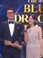 玄彬孙艺珍同获青龙人气奖，婚后首同台比心甜度爆表