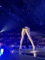 我承认Lisa很美很靓，但是穿这样跳舞会不雅？