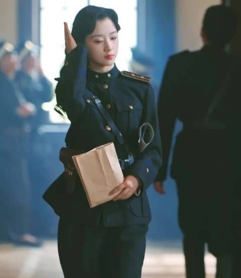 短剧新题材：美女股长白天特务晚上阻击手