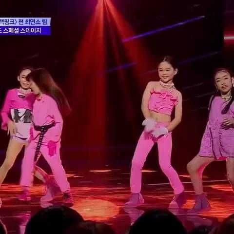 小孩版的blackpink把Lisa与Jennie看呆了，她们好像看到了小时候的自己！