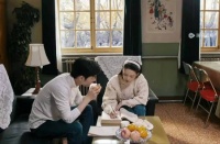 他俩演出了那种细水长流的爱情，春晓夫妇，越看越般配