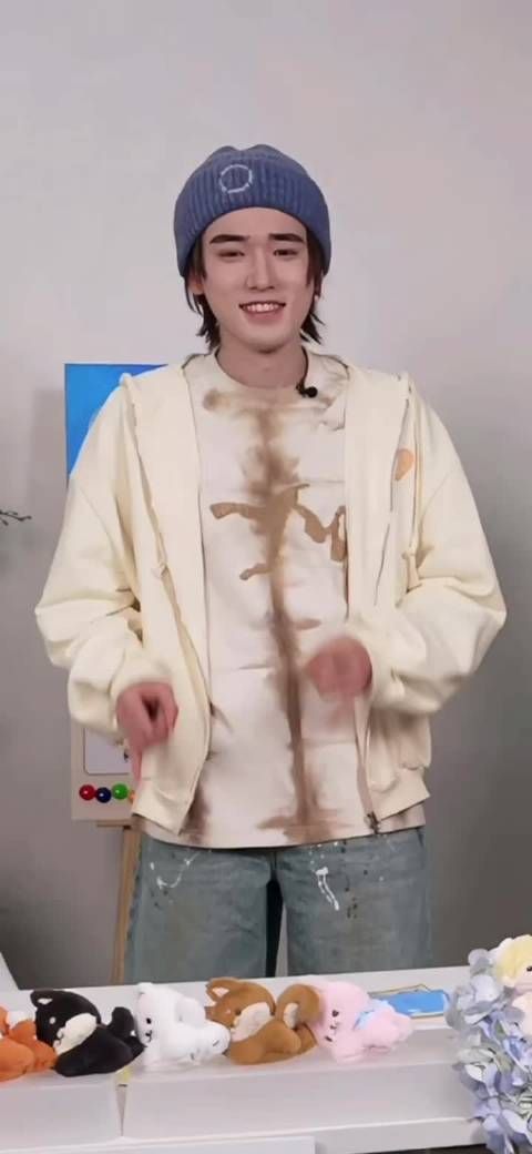 宋亚轩帽子舞妆造引热议,时代少年团演唱会亮相