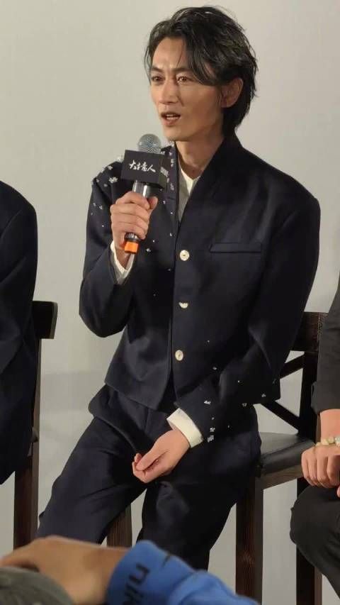 我的天，陈晓咋瘦成这样了！感觉都嘬腮了