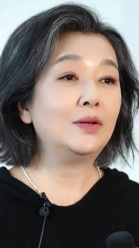 60岁江珊自然老去优雅自信