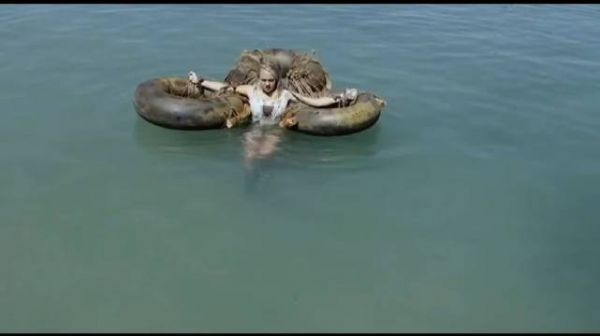 女孩被海盗扔进大海当诱饵，鲨鱼根本不敢吃她，原来她有鲨鱼血脉