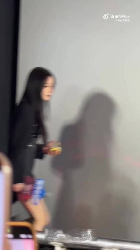 迪丽热巴亮相惊艳全场，又美又飒状态绝佳