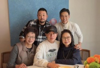 胡彦斌给母亲过生日，母子俩简直一个模子刻出来的，旁边的姑姑也超像