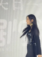 迪丽热巴一转身 好薄的一片 害羞也好美