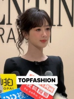 杨紫出席北京华伦天奴国贸商城精品店焕新启幕活动，超绝美颜暴击！