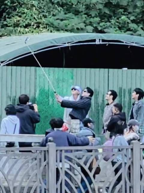 王鹤棣超长自拍杆引网友爆笑