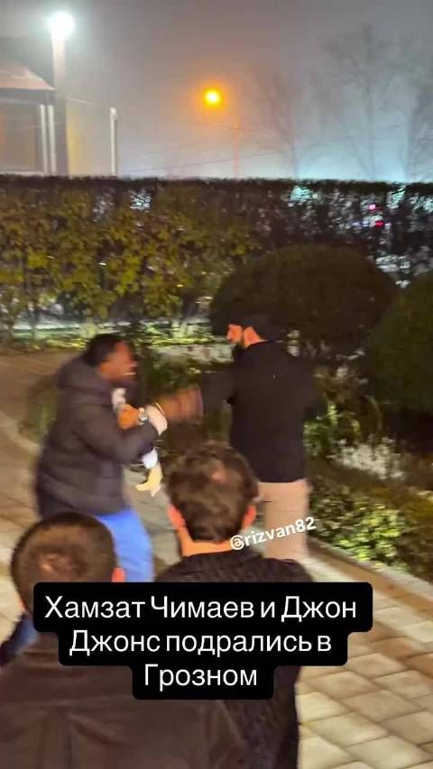 骨头琼斯车臣切磋遭奇马耶夫放倒,现场敲定正式对决