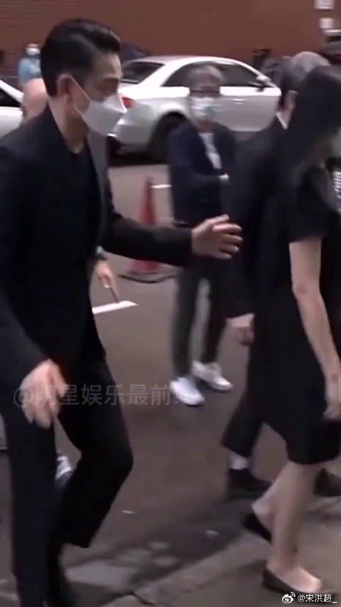 刘德华携朱丽倩出席黄日华妻子葬礼,五虎兄弟情谊深厚