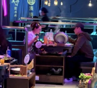 郑恺苗苗吃火锅被偶遇，结婚5年仍如胶似漆，36岁苗苗身形曼妙