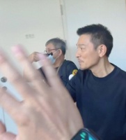 64岁刘德华在线下被偶遇，他的头发乌黑锃亮，面带笑容，像40多岁