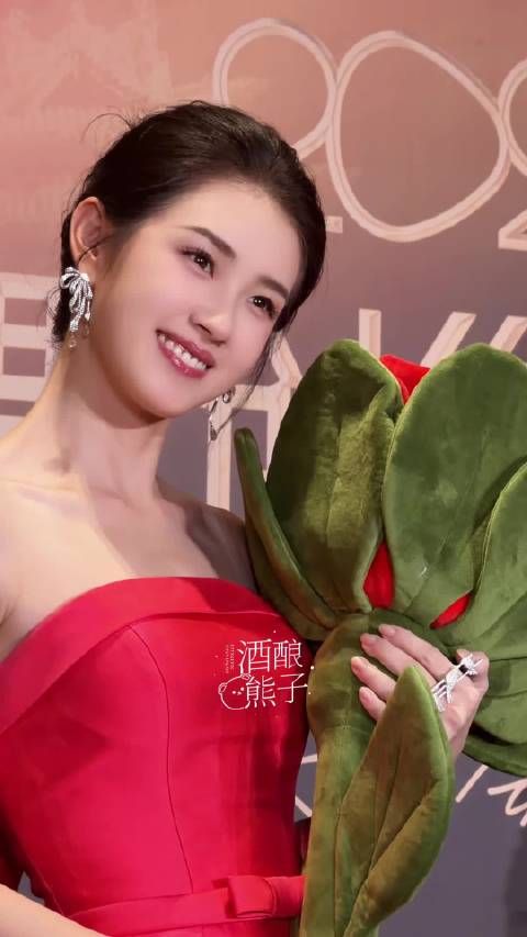 郭宇欣好美的一支红玫瑰,笑得太明媚了