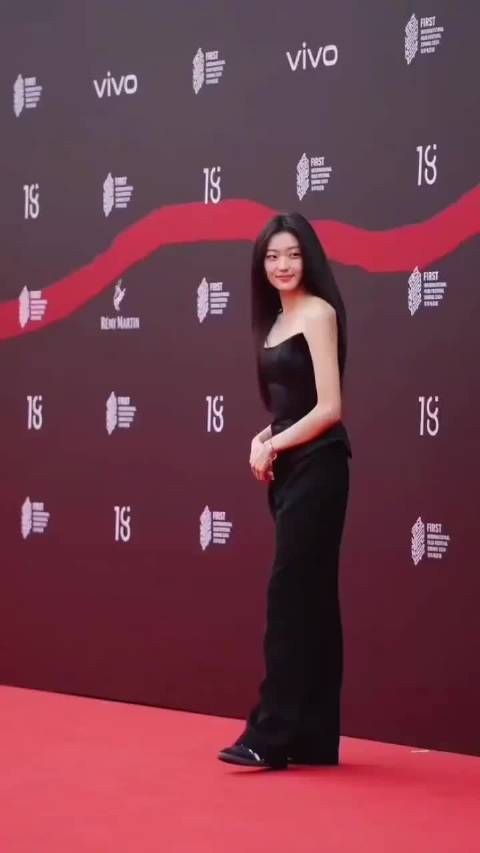 第一次见女明星走红毯穿平底鞋,这松弛感真的绝绝子