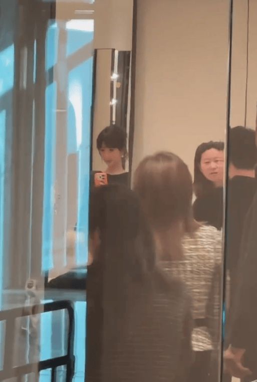 搜狐娱乐讯 近日,杨紫出席某品牌活动时,在后台举手机自拍被粉丝目击。面对现场“交出自拍”的喊话,随后杨紫晒出自己的自拍照,并称:“好咯~我交出来了。”