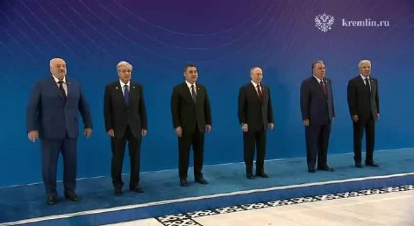 会议开始前进行了合影