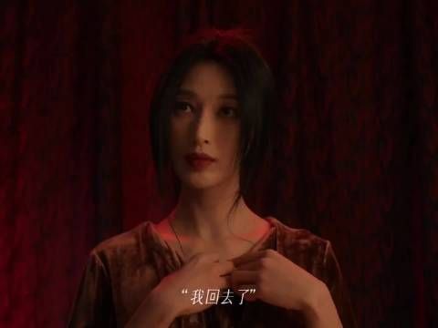 张俪裸背光影勾勒自然曲线