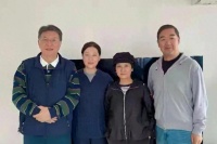 张国立携邓婕赴天津友人之约，穿着朴素无明星架子，画面温馨和谐