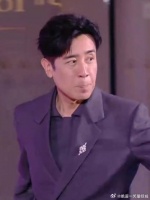 于和伟惊艳亮相，走路姿势太霸气，网友：还得是你！