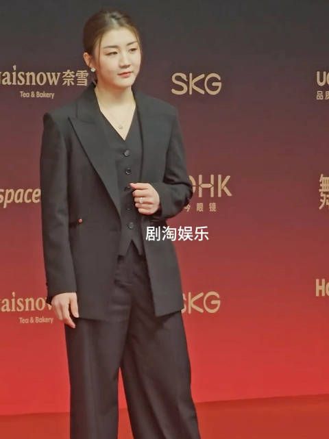 陈梦跟西服适配度真是百分百! 也太酷了叭!