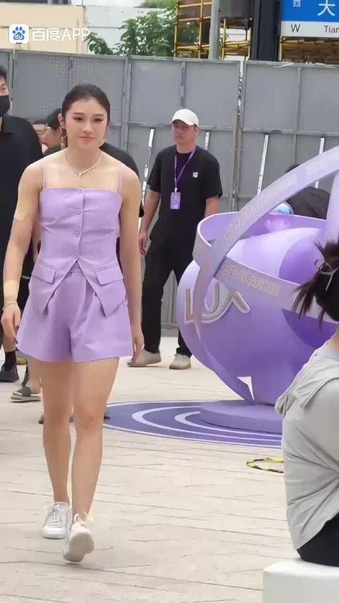 吴艳妮上海活动，紫色造型真的好美啊